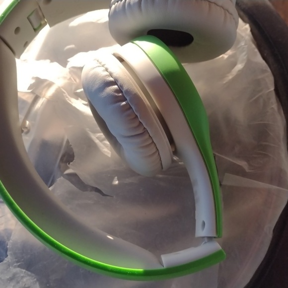 Lilgadgets wireless headphones NWOT - Picture 2 of 2